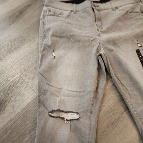 NWT Torrid Bombshell Skinny Jeans 22 Gray Distressed‎ High Rise Soft Stretch - Picture 8 of 16